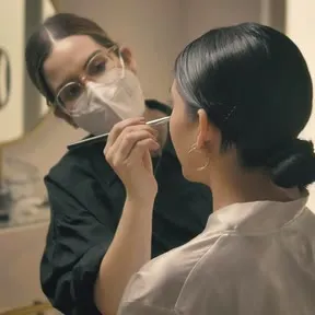 Video: a makeup artist at work