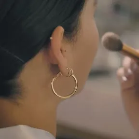Video: highlighter brushed on a cheek